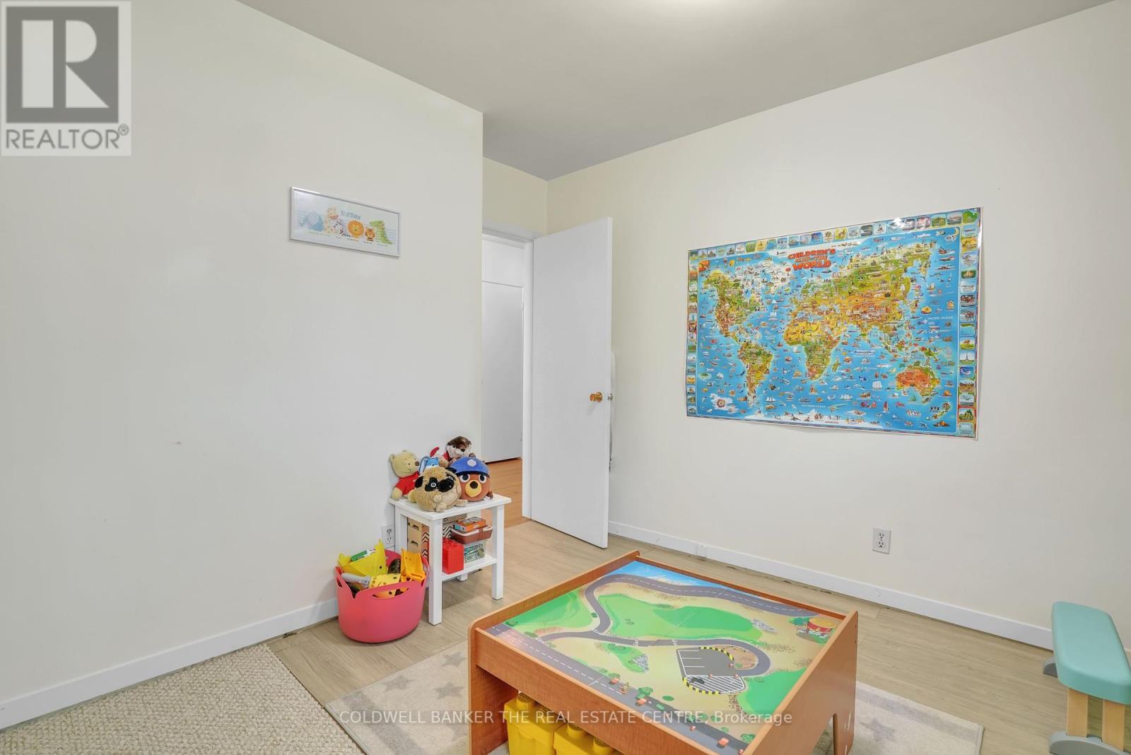 Photo 27 of 40 Springhome Road, Barrie ON