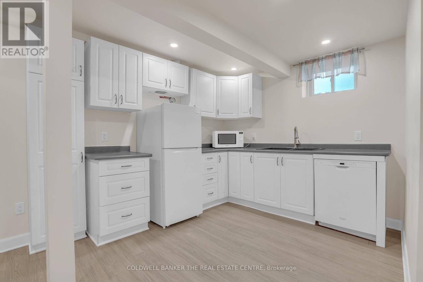 Photo 8 of 40 Springhome Road, Barrie ON
