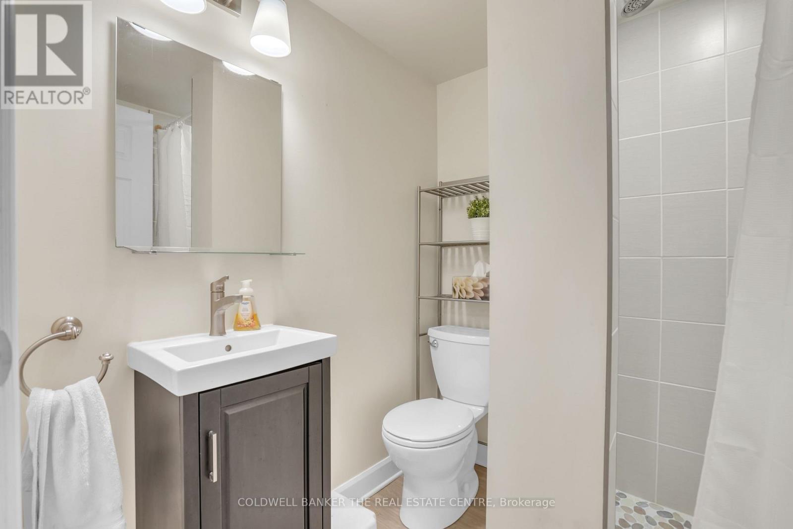 Photo 16 of 40 Springhome Road, Barrie ON