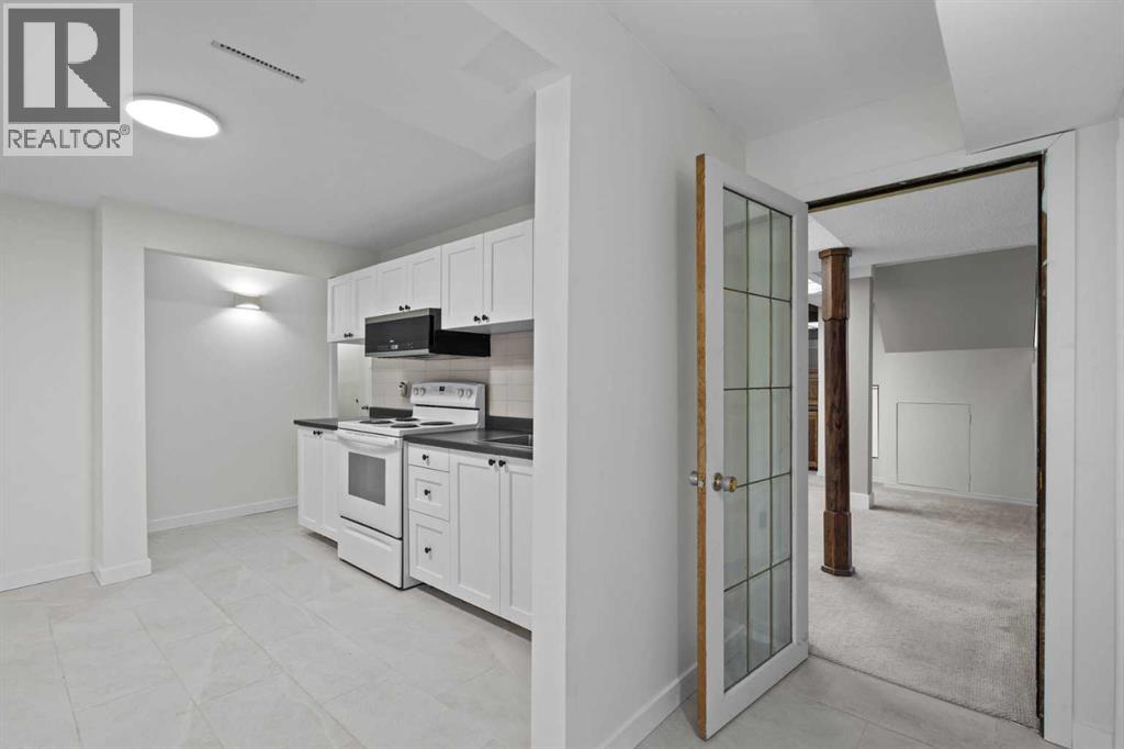 Photo 10 of 5212 33 Street Nw, Calgary AB