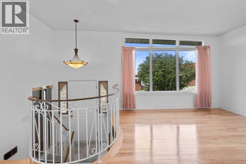 Photo 33 of 5212 33 Street Nw, Calgary AB