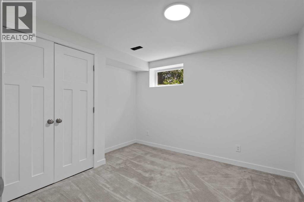 Photo 24 of 5212 33 Street Nw, Calgary AB