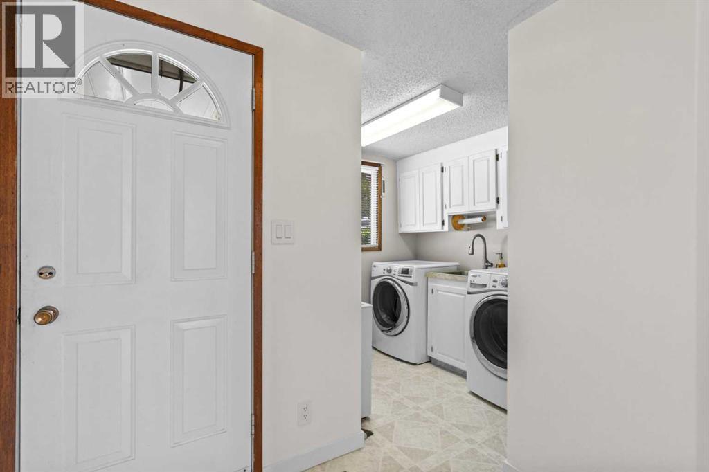 Photo 7 of 5212 33 Street Nw, Calgary AB
