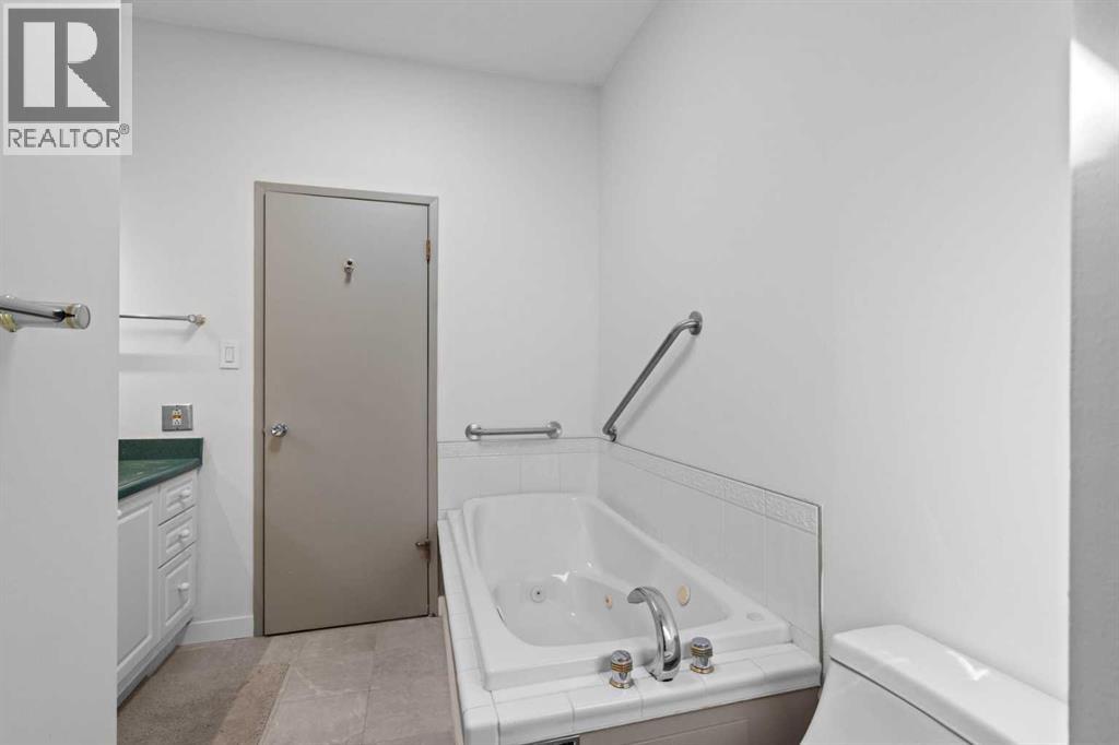 Photo 13 of 5212 33 Street Nw, Calgary AB