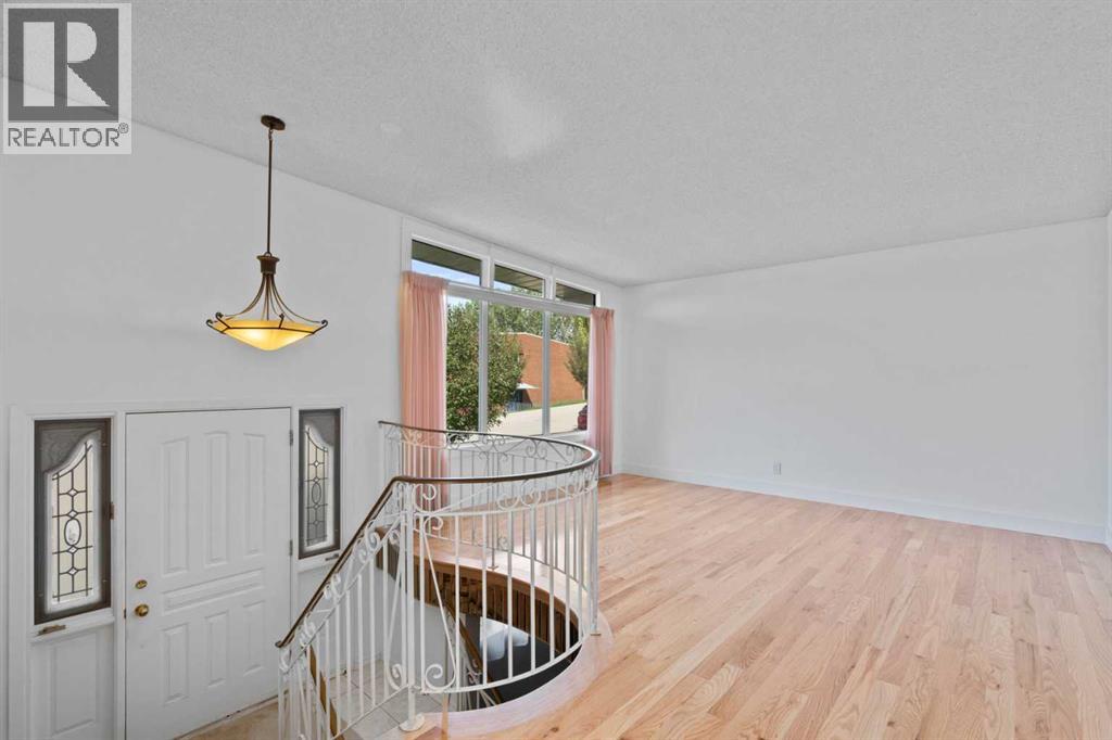 Photo 25 of 5212 33 Street Nw, Calgary AB