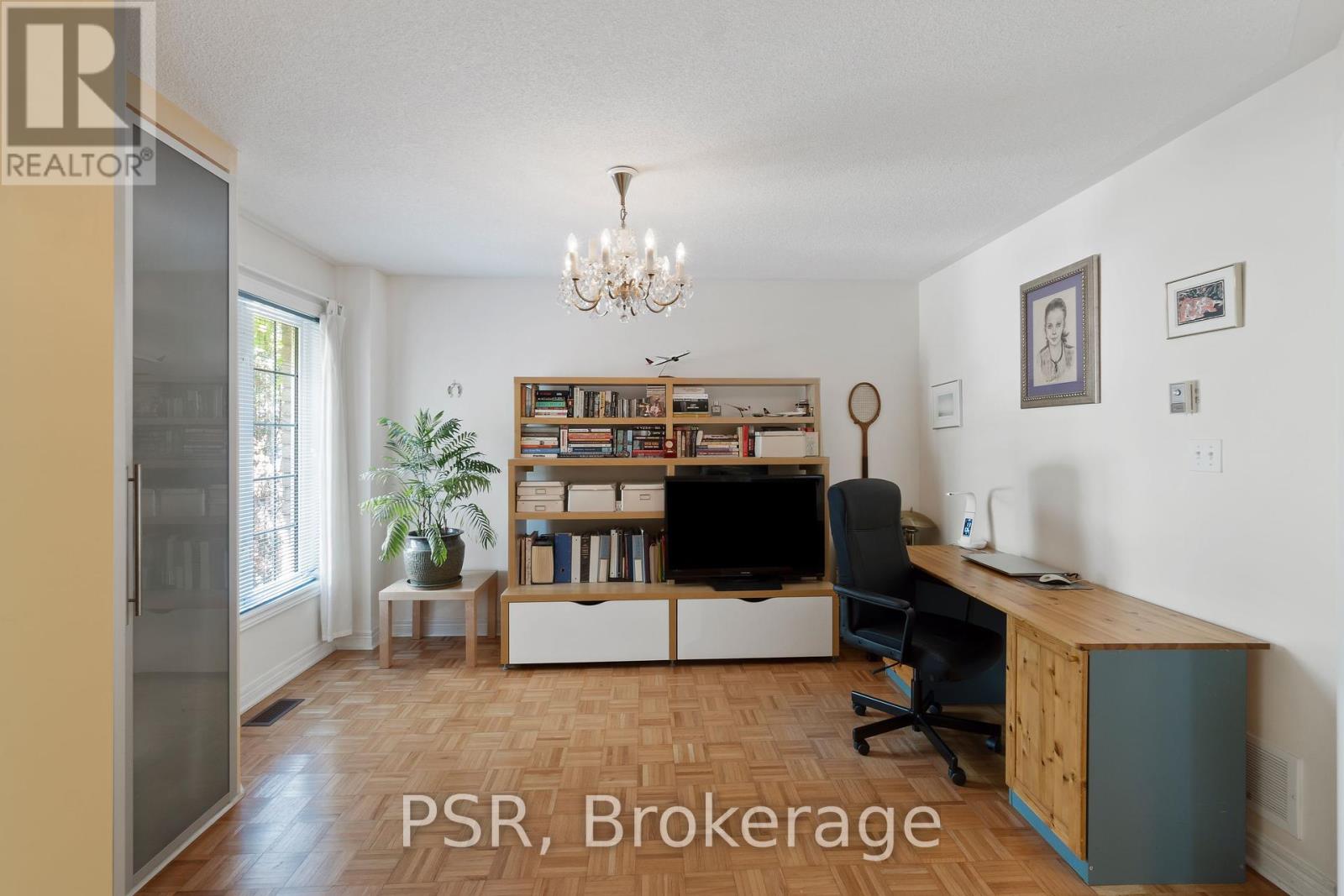 Photo 2 of 960 Fielder Drive, Mississauga ON