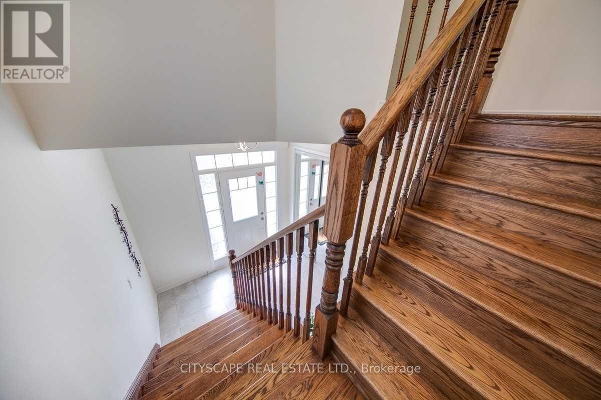 Photo 31 of 141 Hatt Court, Milton ON
