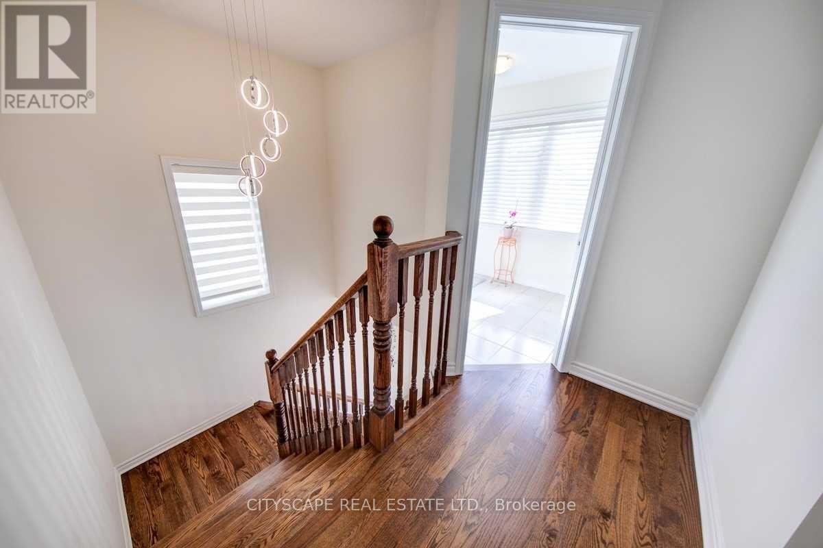 Photo 11 of 141 Hatt Court, Milton ON