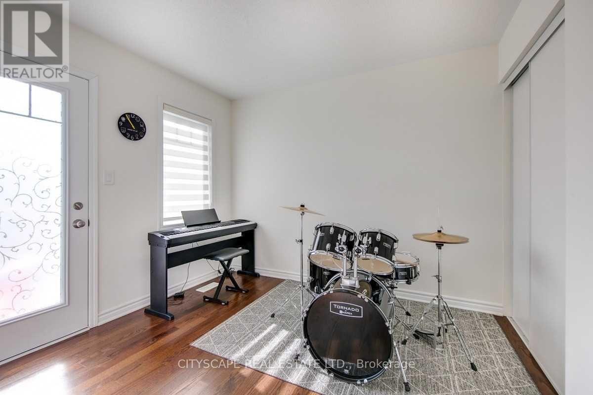 Photo 18 of 141 Hatt Court, Milton ON
