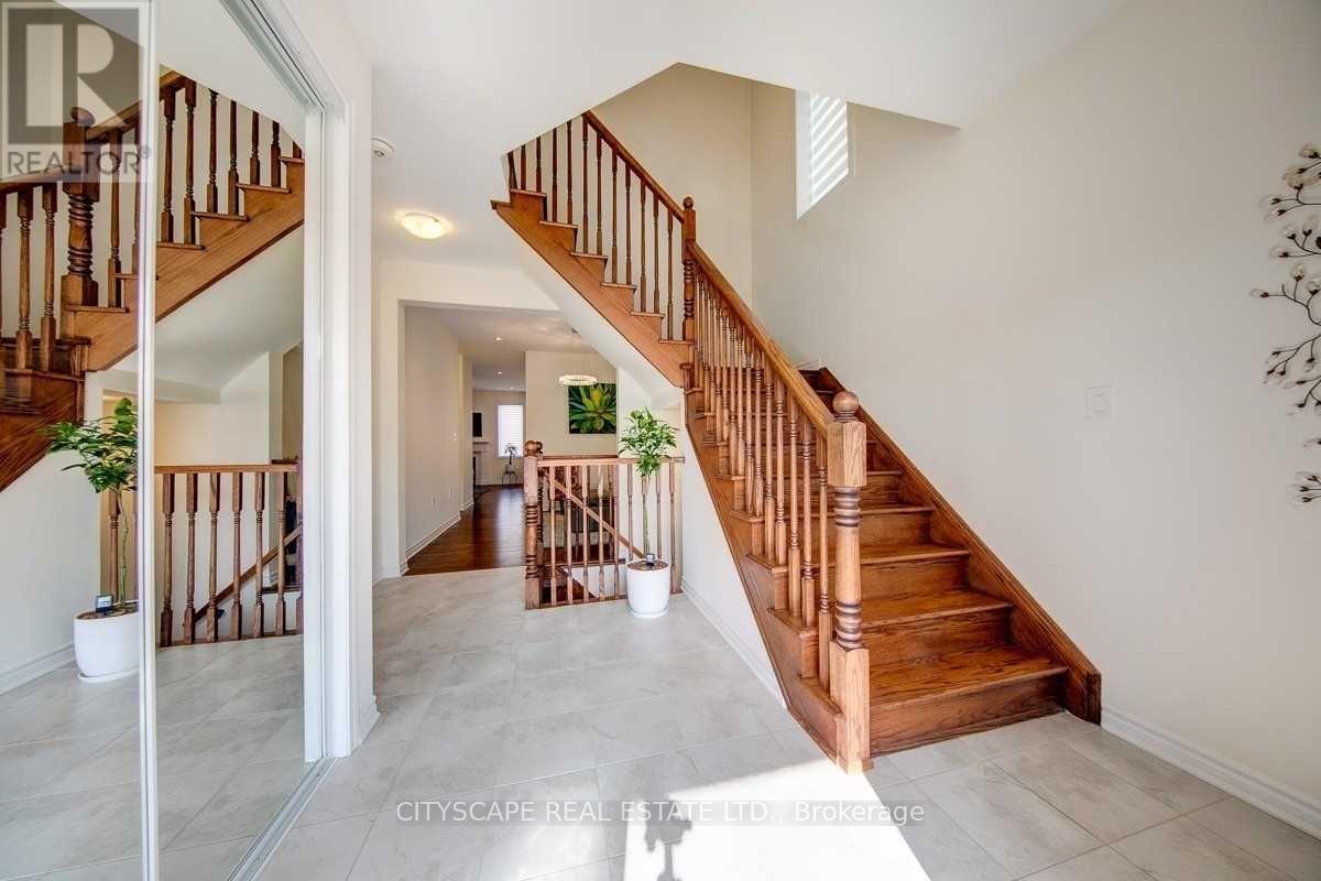 Photo 3 of 141 Hatt Court, Milton ON