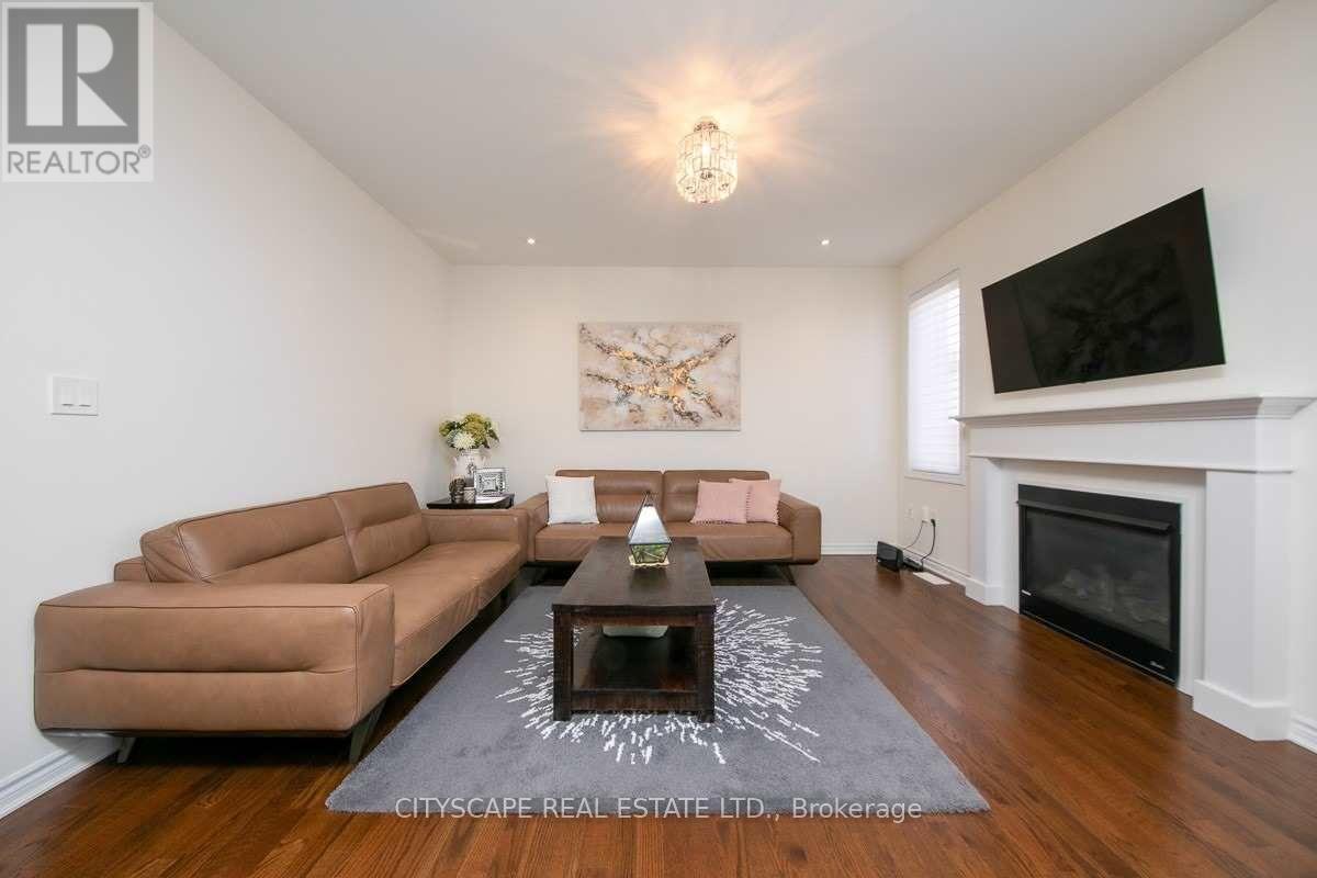 Photo 9 of 141 Hatt Court, Milton ON