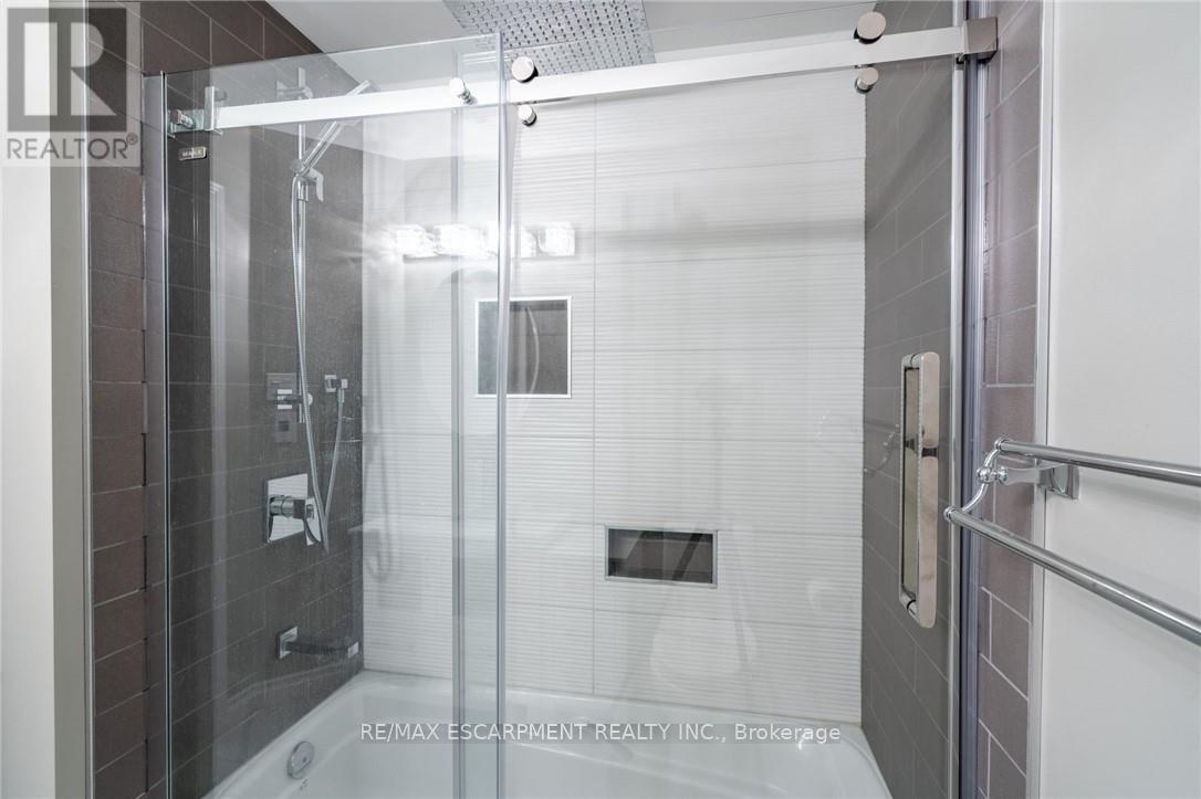 Photo 16 of 246 2075 Walkers Line, Burlington ON