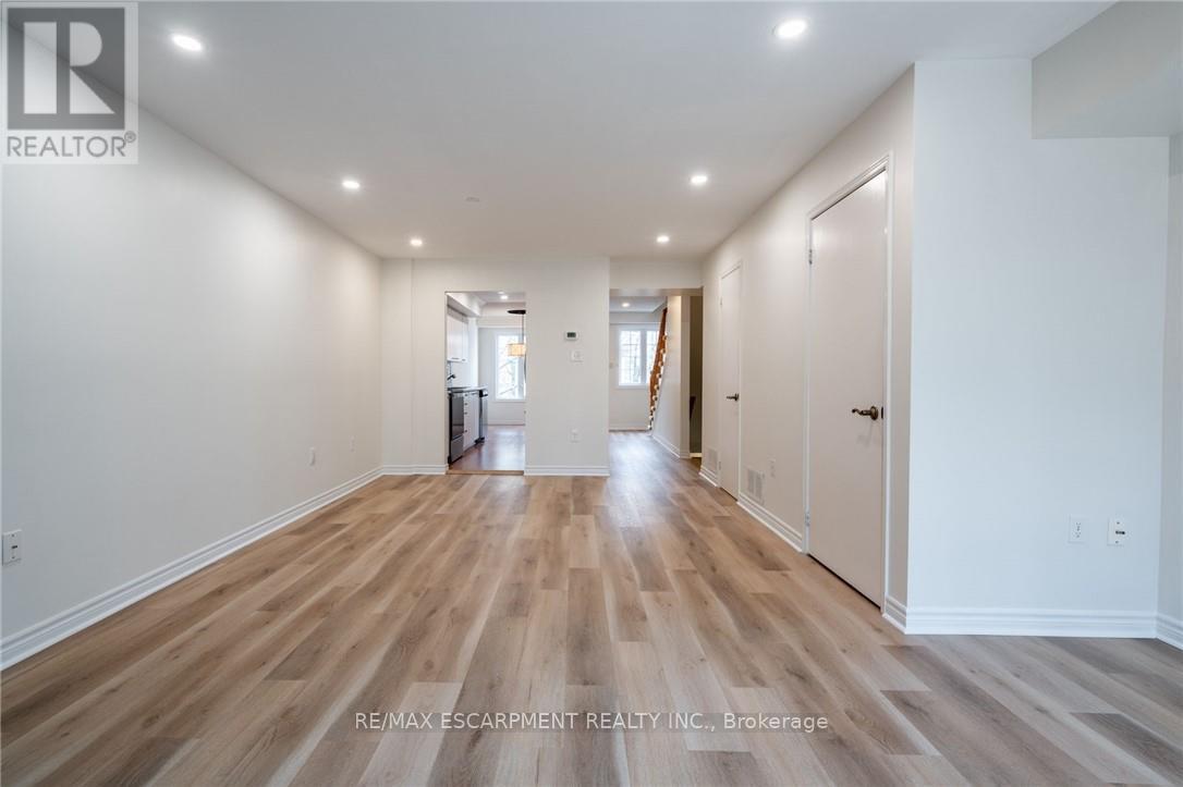 Photo 10 of 246 2075 Walkers Line, Burlington ON