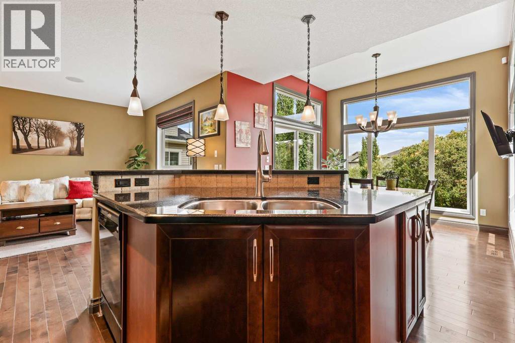 Photo 16 of 66 Crestbrook Hill Sw, Calgary AB