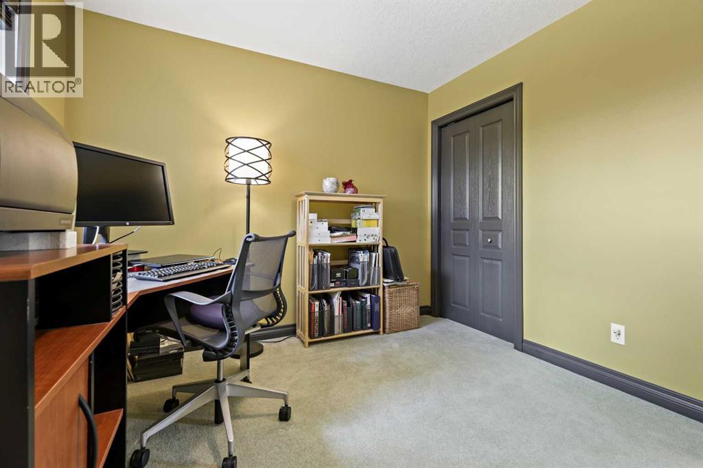 Photo 10 of 66 Crestbrook Hill Sw, Calgary AB