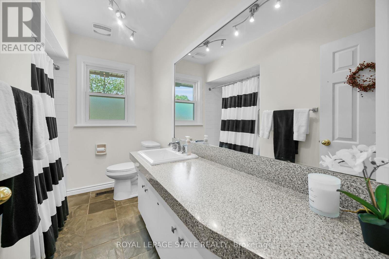 Photo 44 of 128 Oneida Boulevard, Hamilton ON