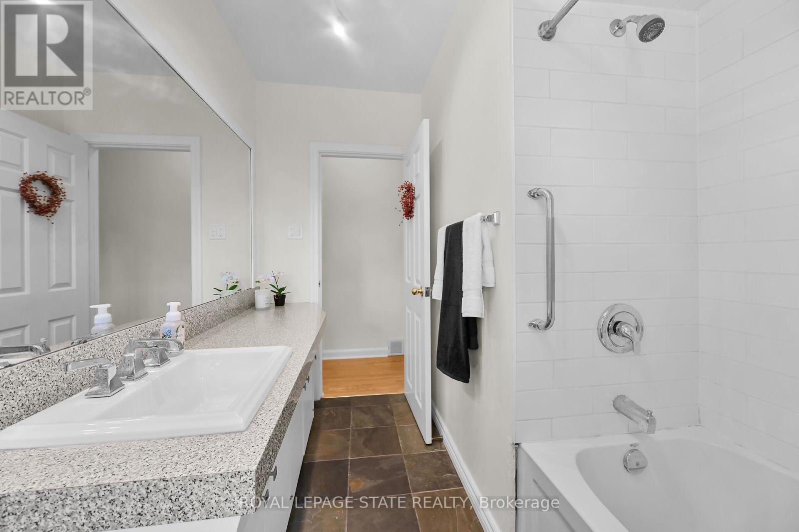 Photo 20 of 128 Oneida Boulevard, Hamilton ON