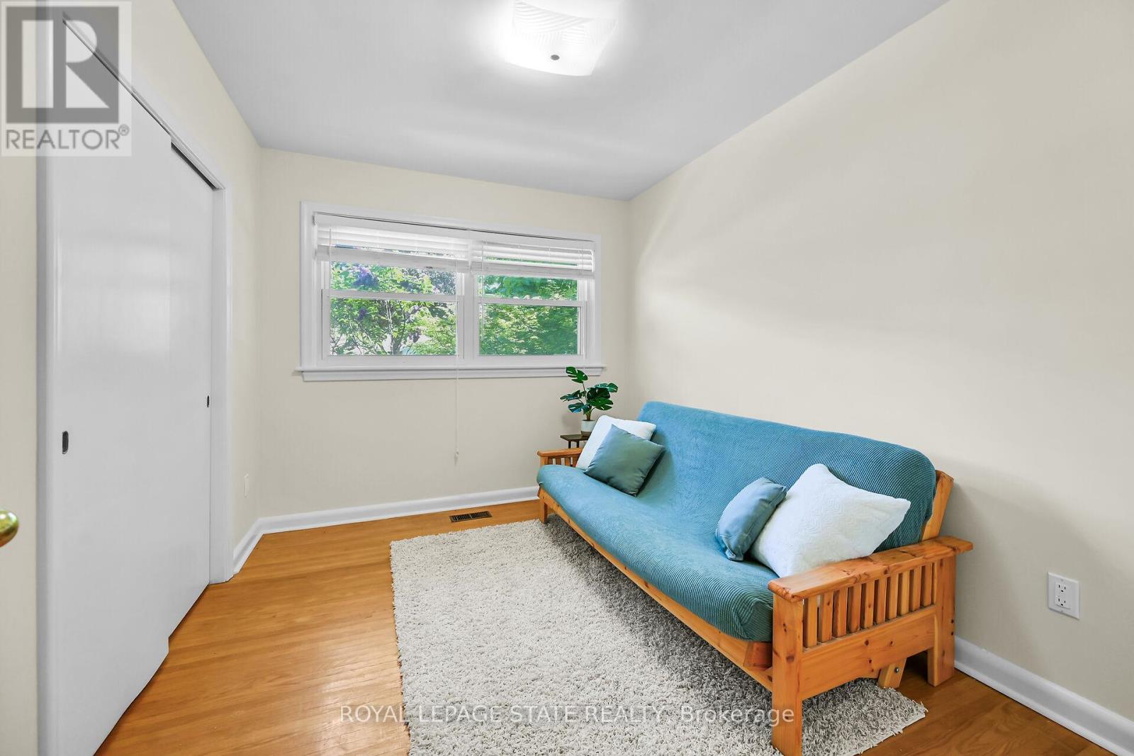 Photo 3 of 128 Oneida Boulevard, Hamilton ON