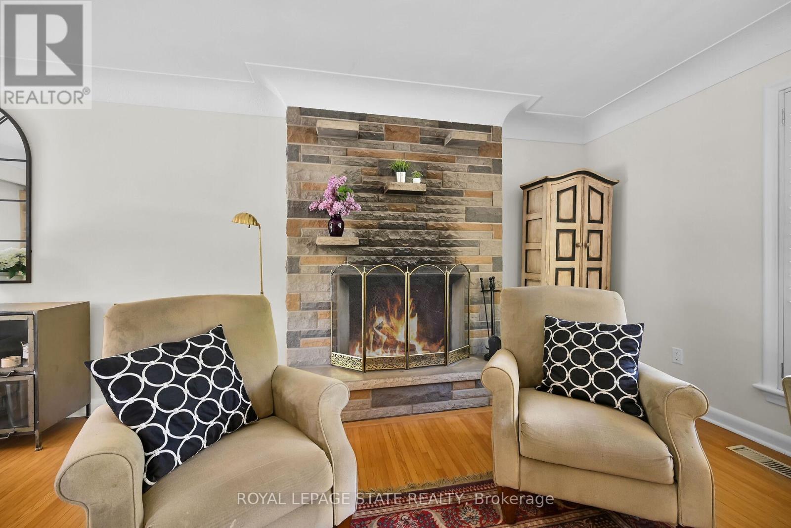 Photo 18 of 128 Oneida Boulevard, Hamilton ON