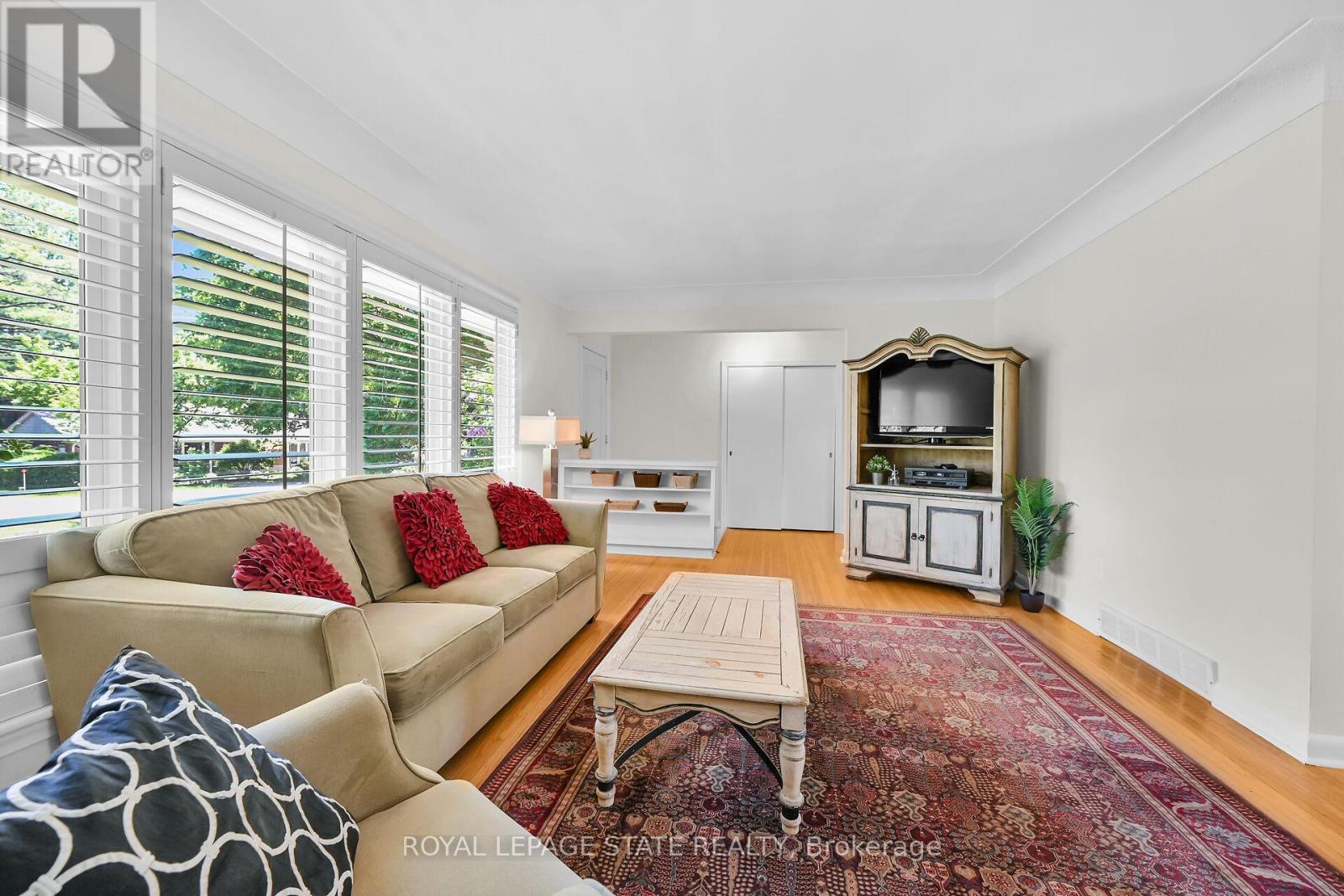 Photo 21 of 128 Oneida Boulevard, Hamilton ON