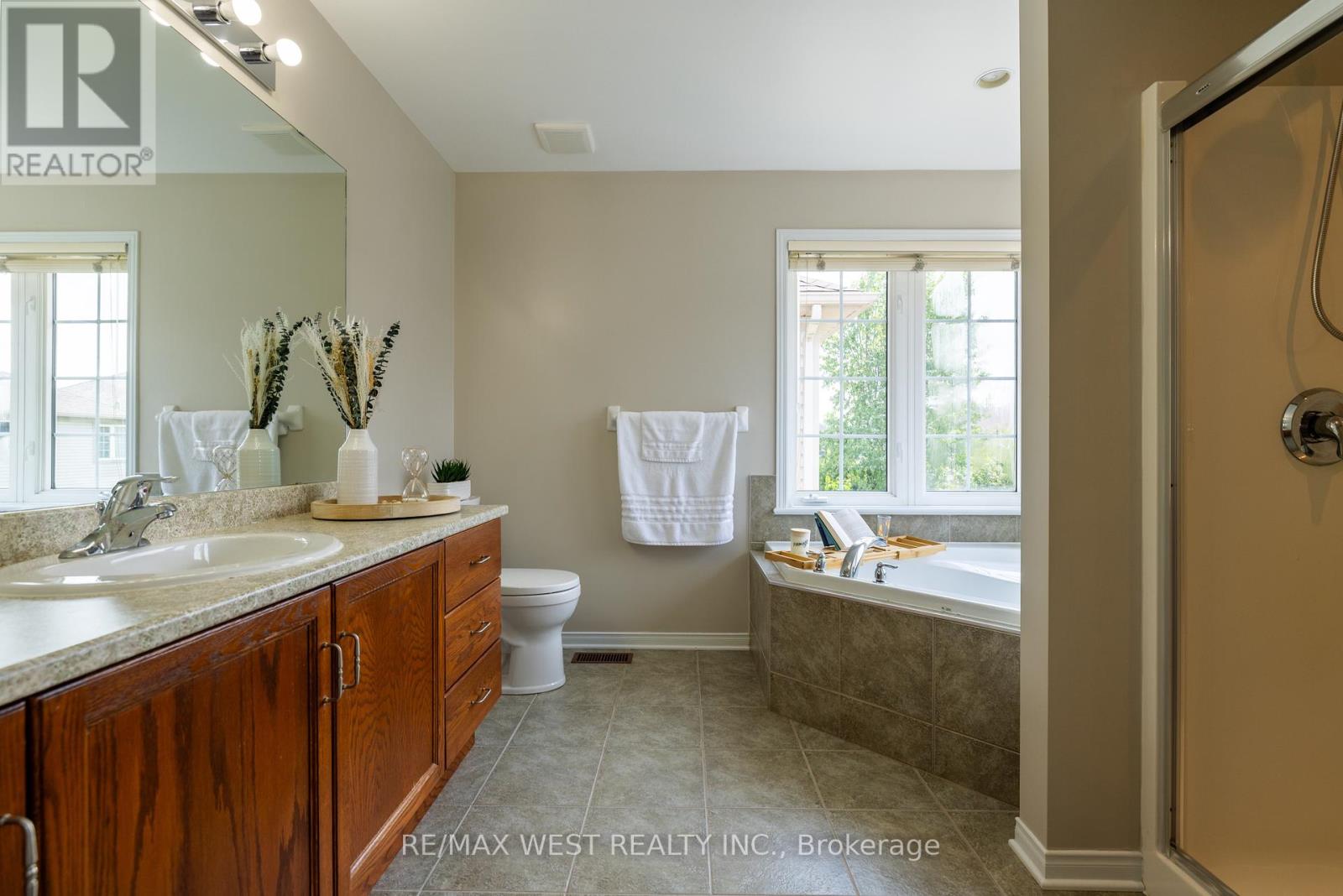 Photo 19 of 214 Castlegarth Crescent, Ottawa ON