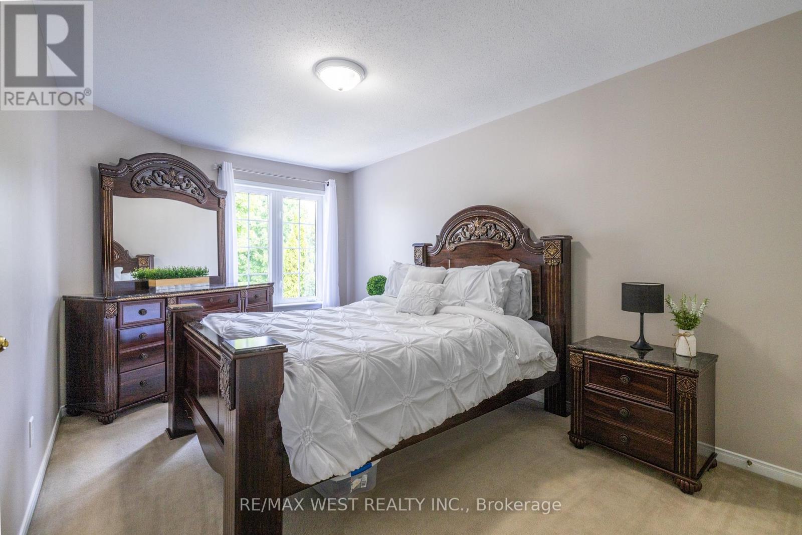 Photo 11 of 214 Castlegarth Crescent, Ottawa ON
