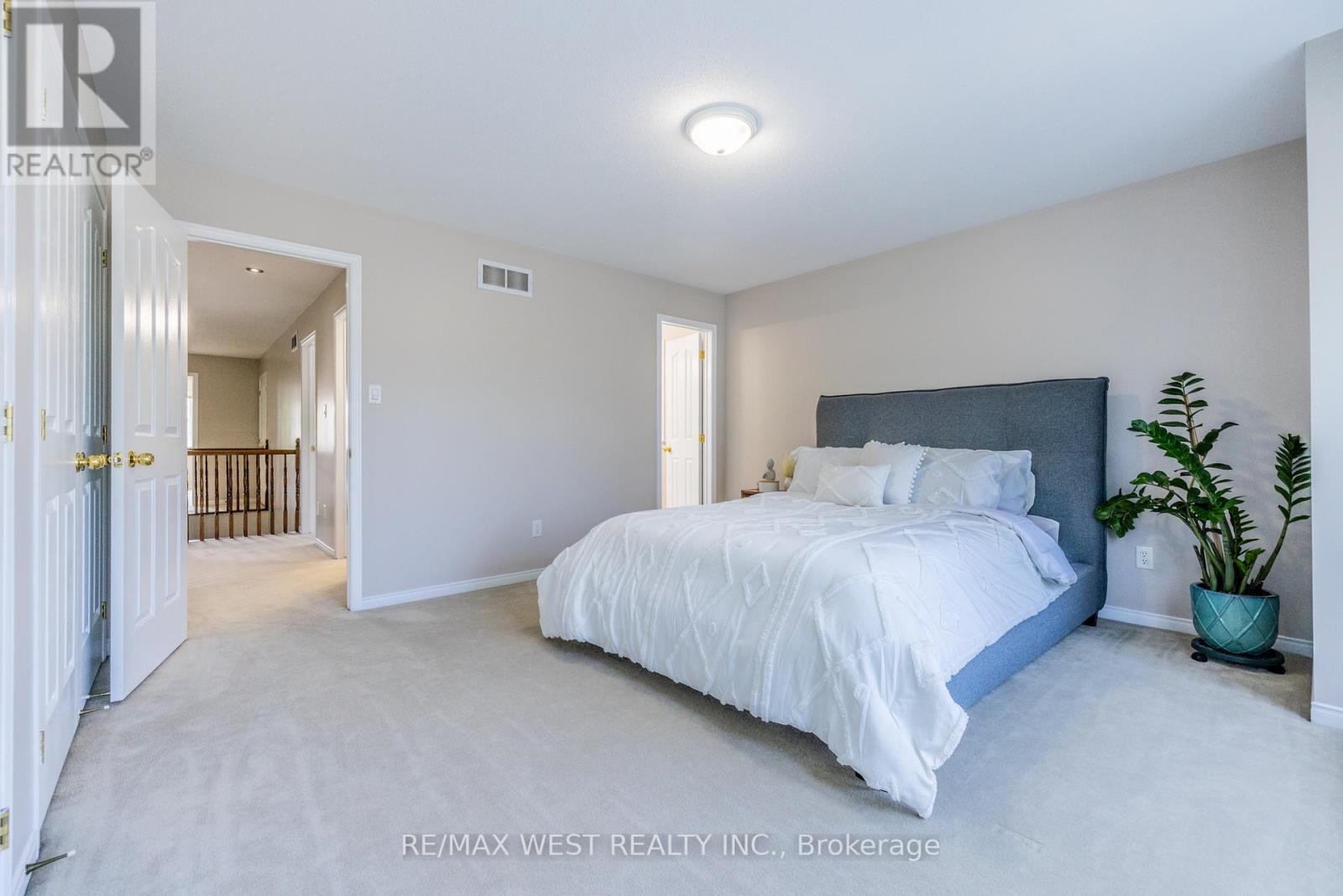 Photo 5 of 214 Castlegarth Crescent, Ottawa ON