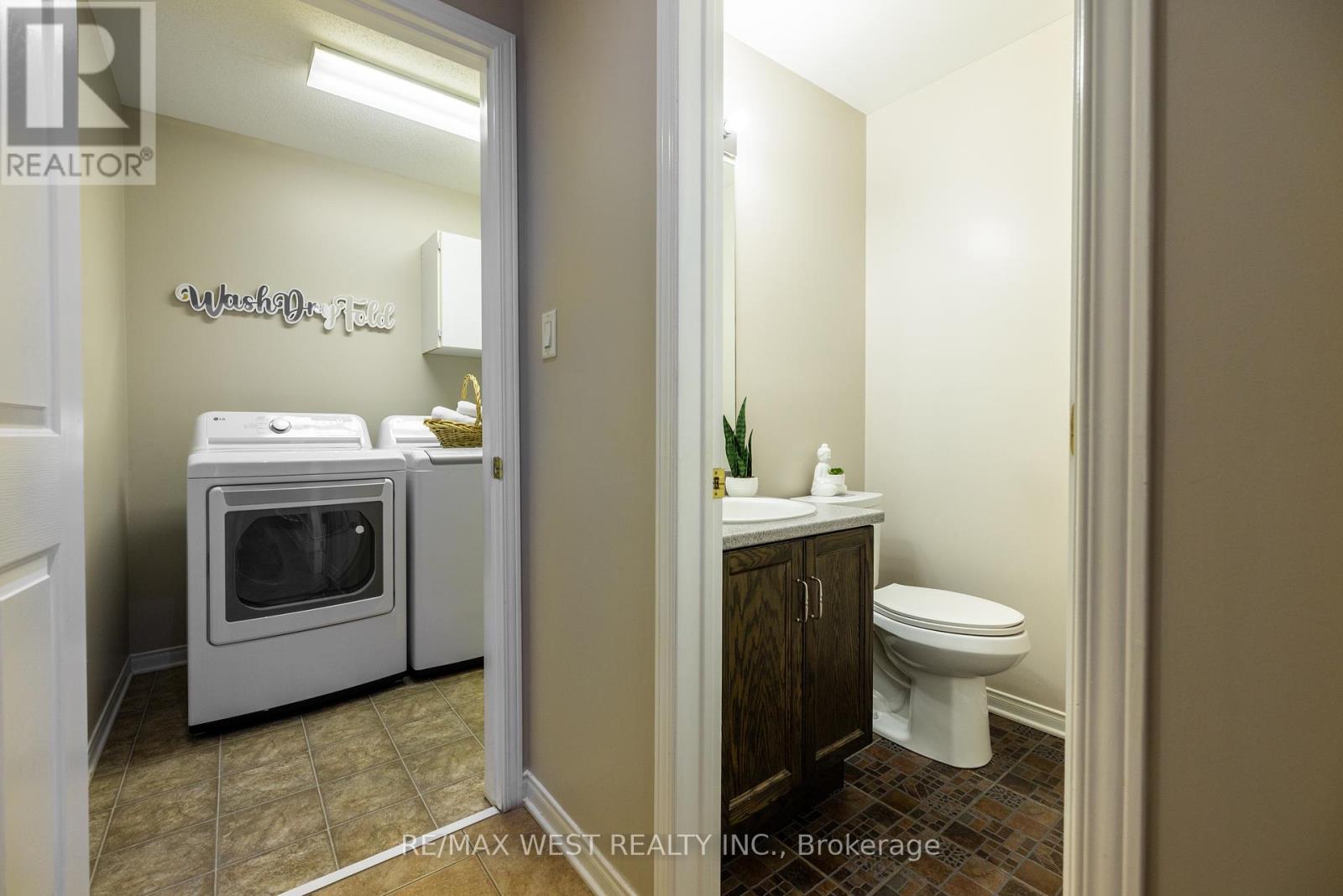 Photo 17 of 214 Castlegarth Crescent, Ottawa ON