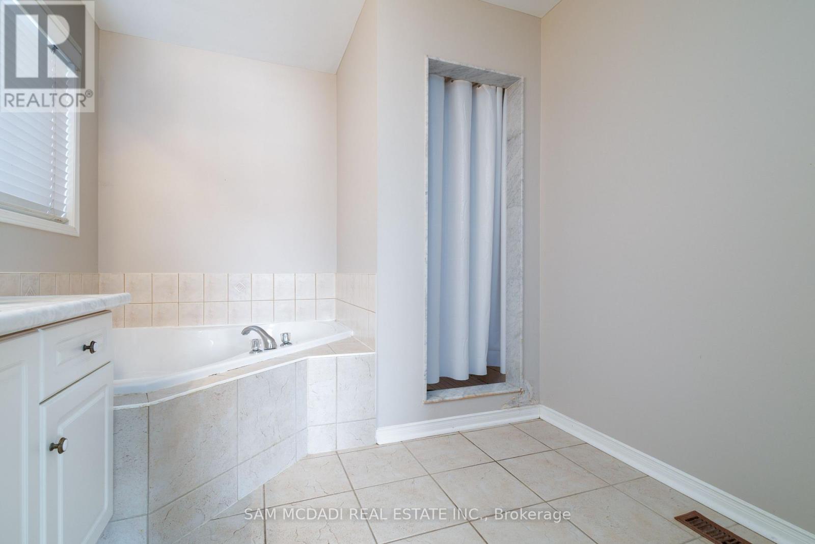 Photo 36 of 5494 Farmcote Drive, Mississauga ON