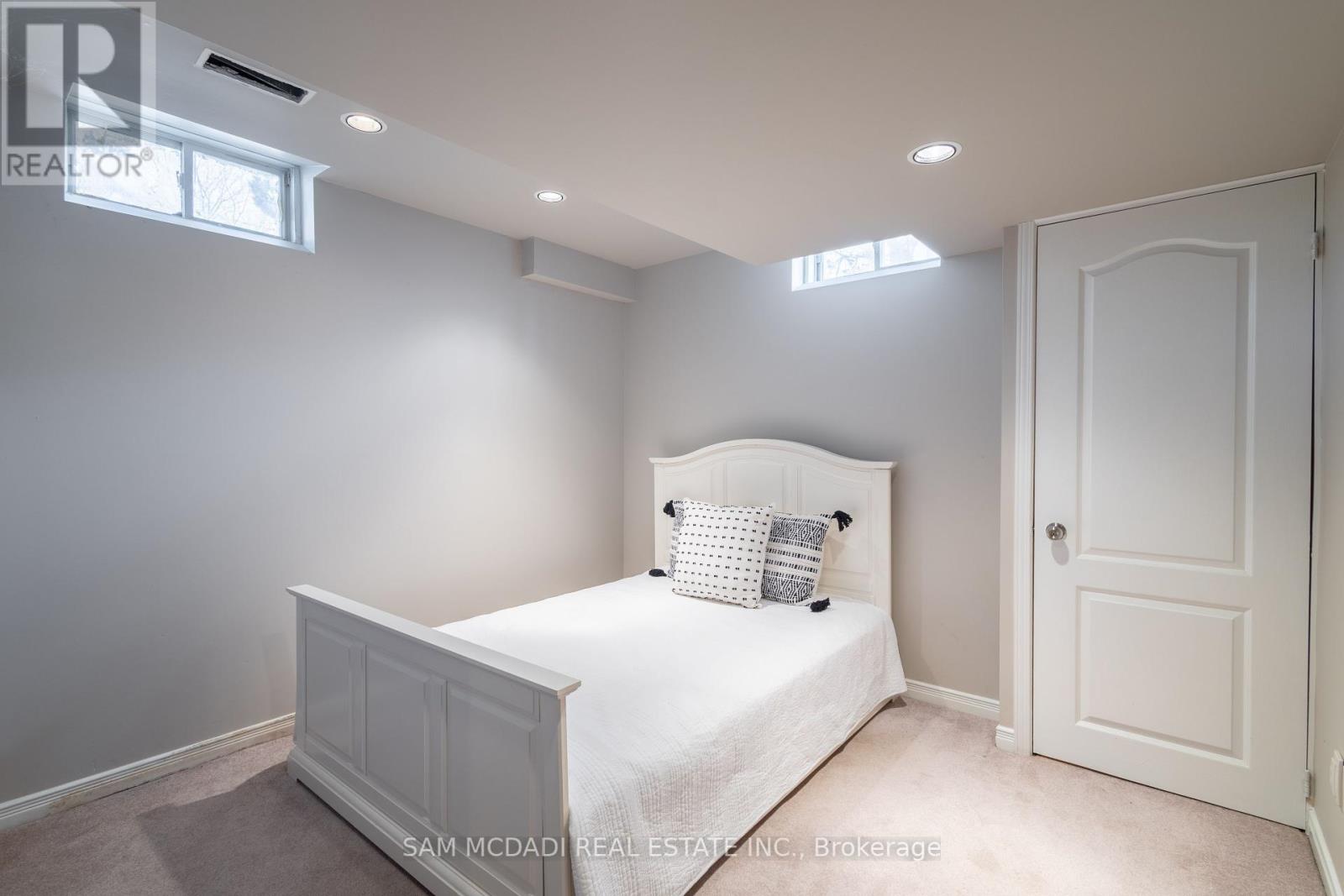 Photo 4 of 5494 Farmcote Drive, Mississauga ON