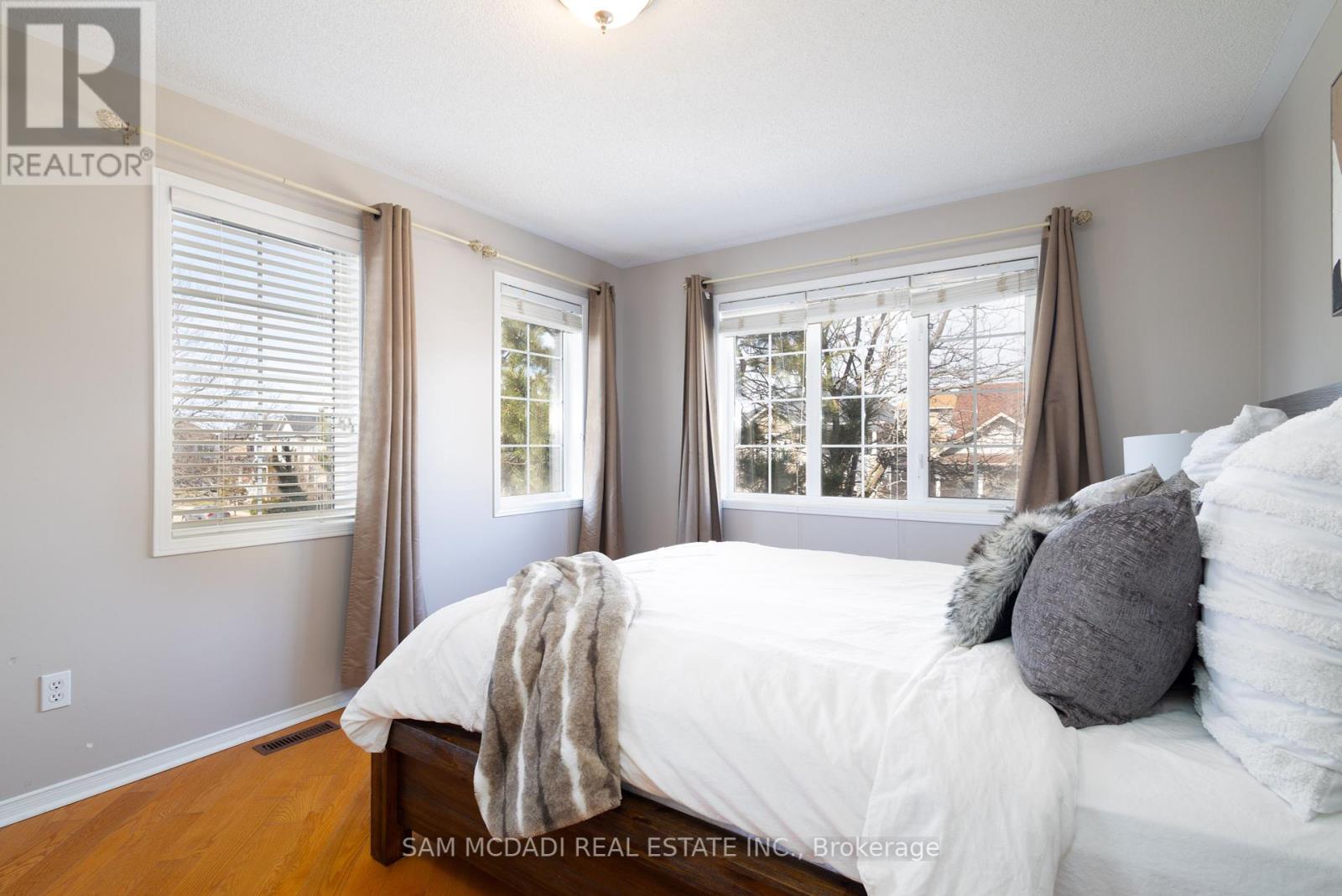 Photo 13 of 5494 Farmcote Drive, Mississauga ON