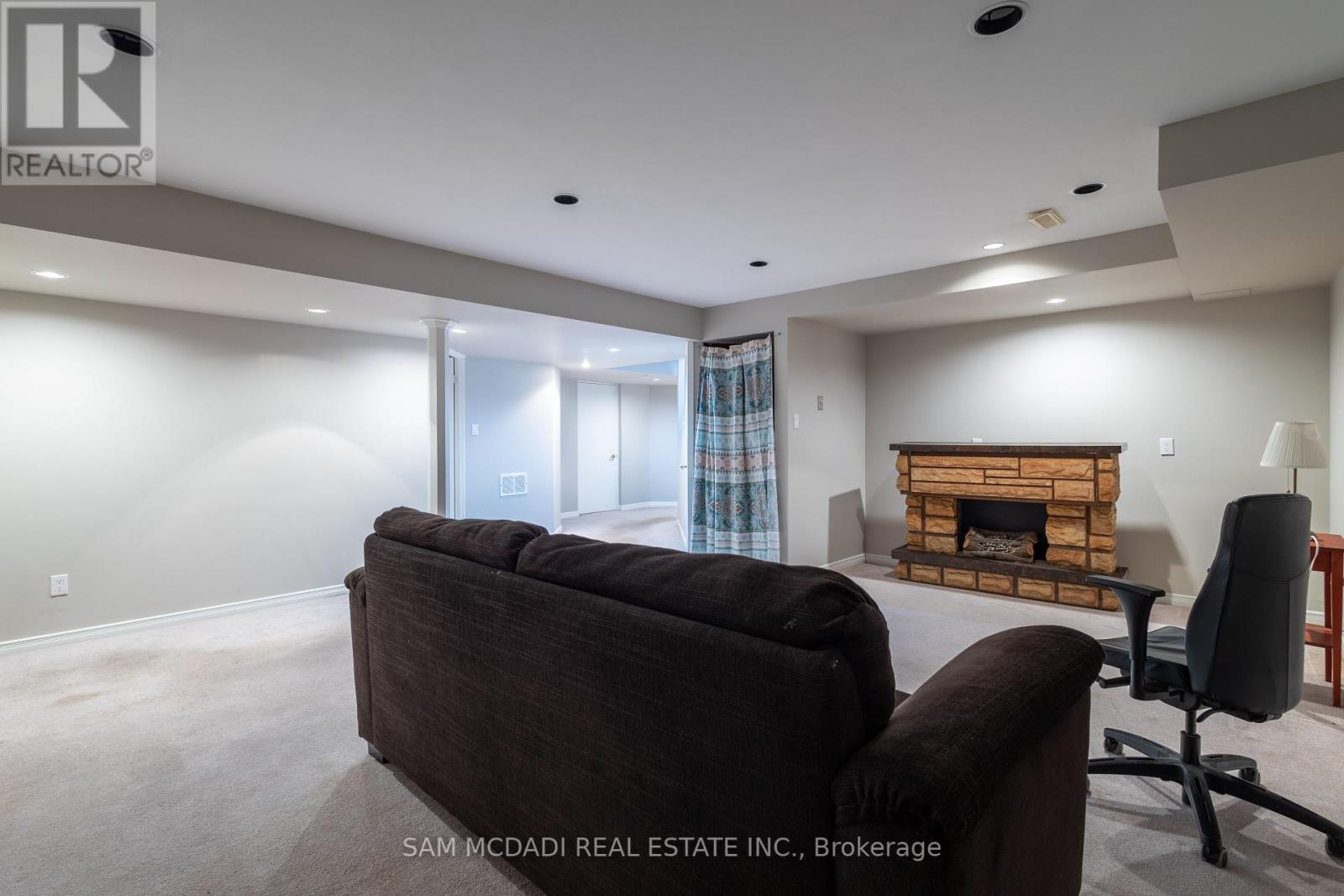 Photo 3 of 5494 Farmcote Drive, Mississauga ON