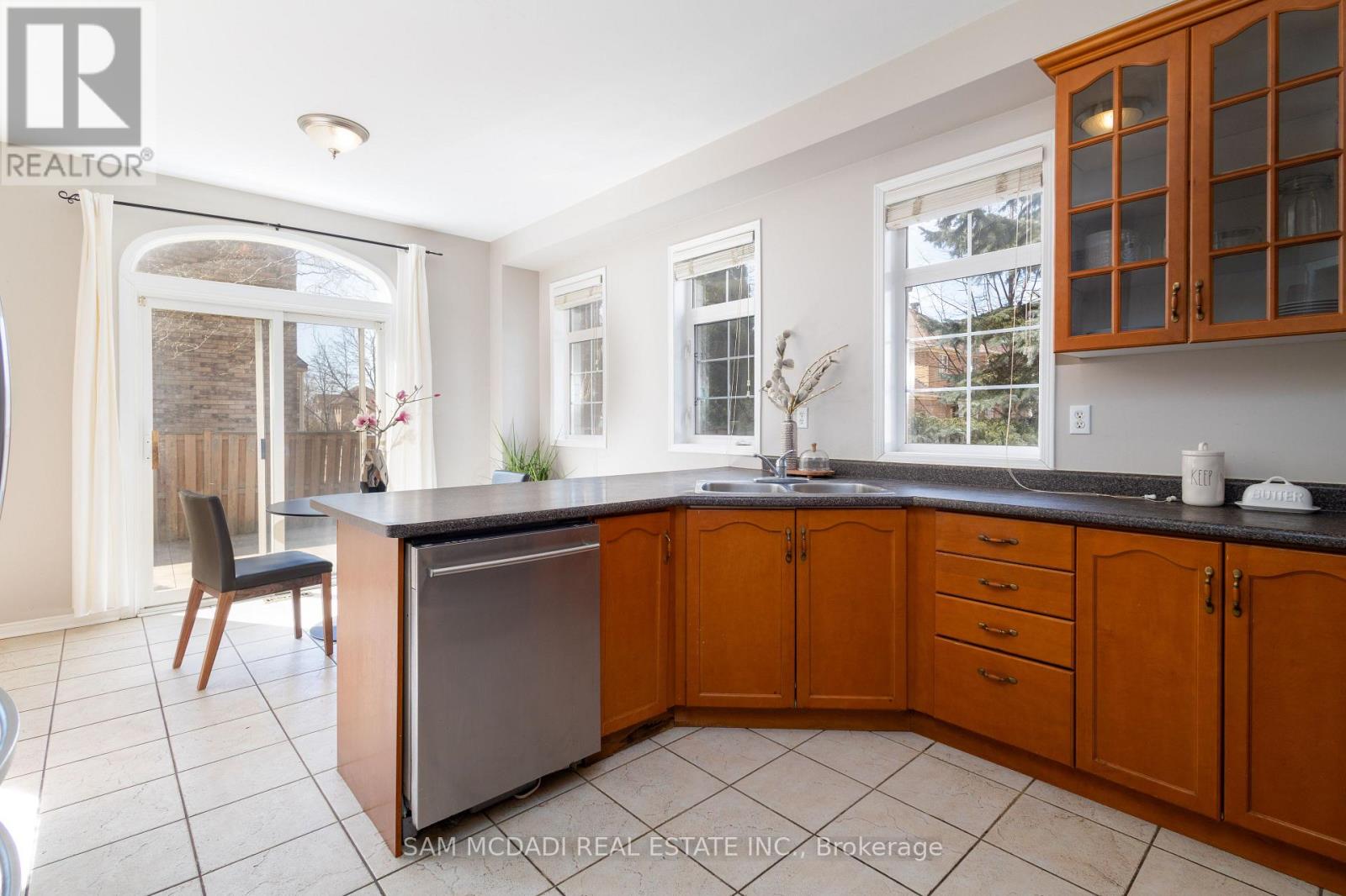 Photo 10 of 5494 Farmcote Drive, Mississauga ON