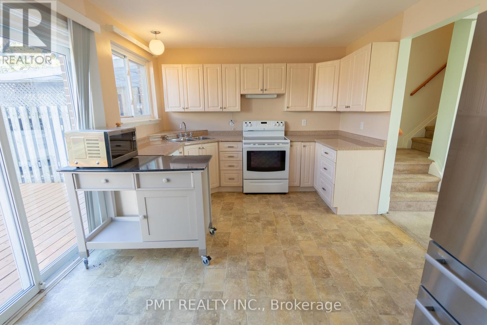 Photo 7 of 728 Krosno Boulevard, Pickering ON