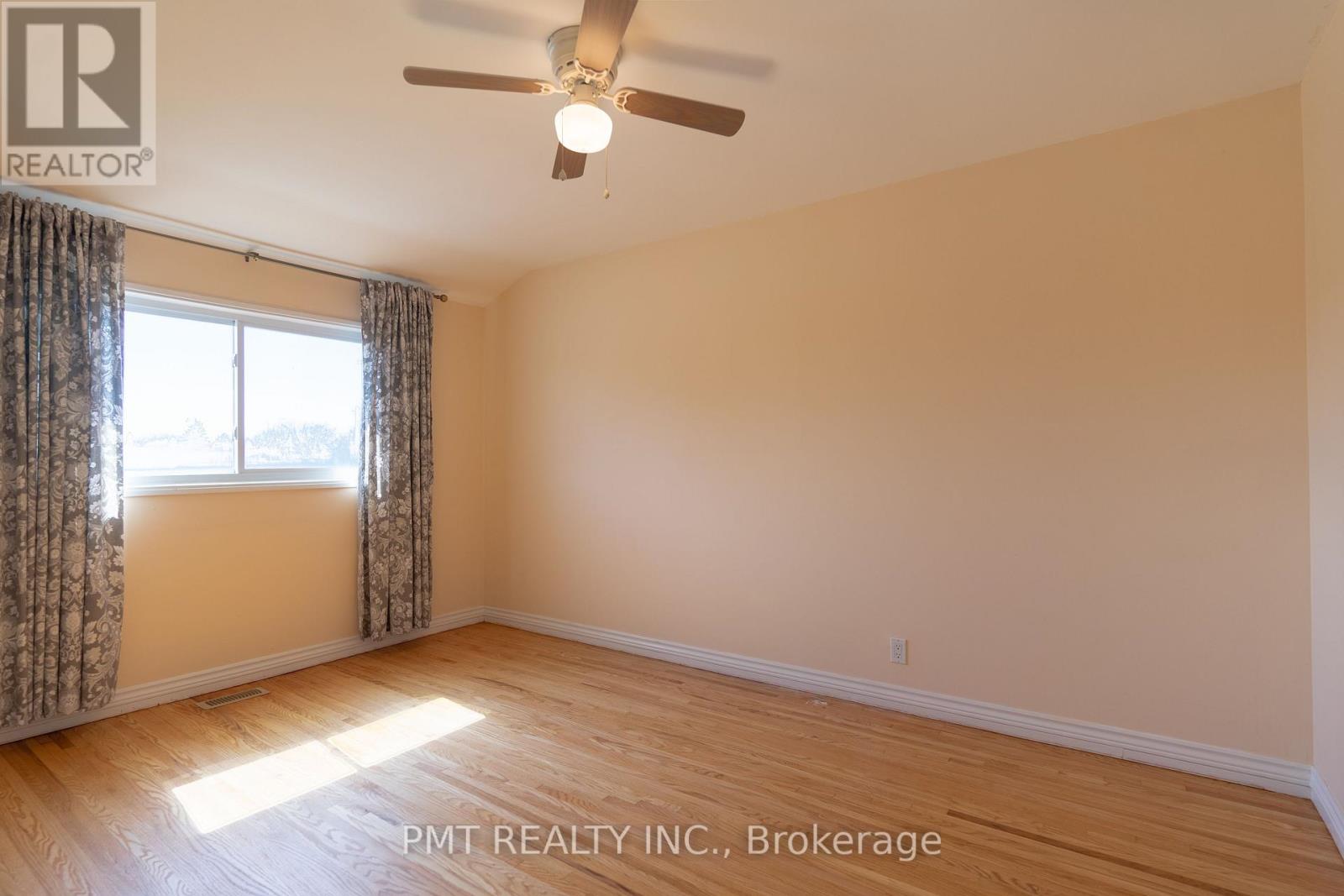 Photo 4 of 728 Krosno Boulevard, Pickering ON