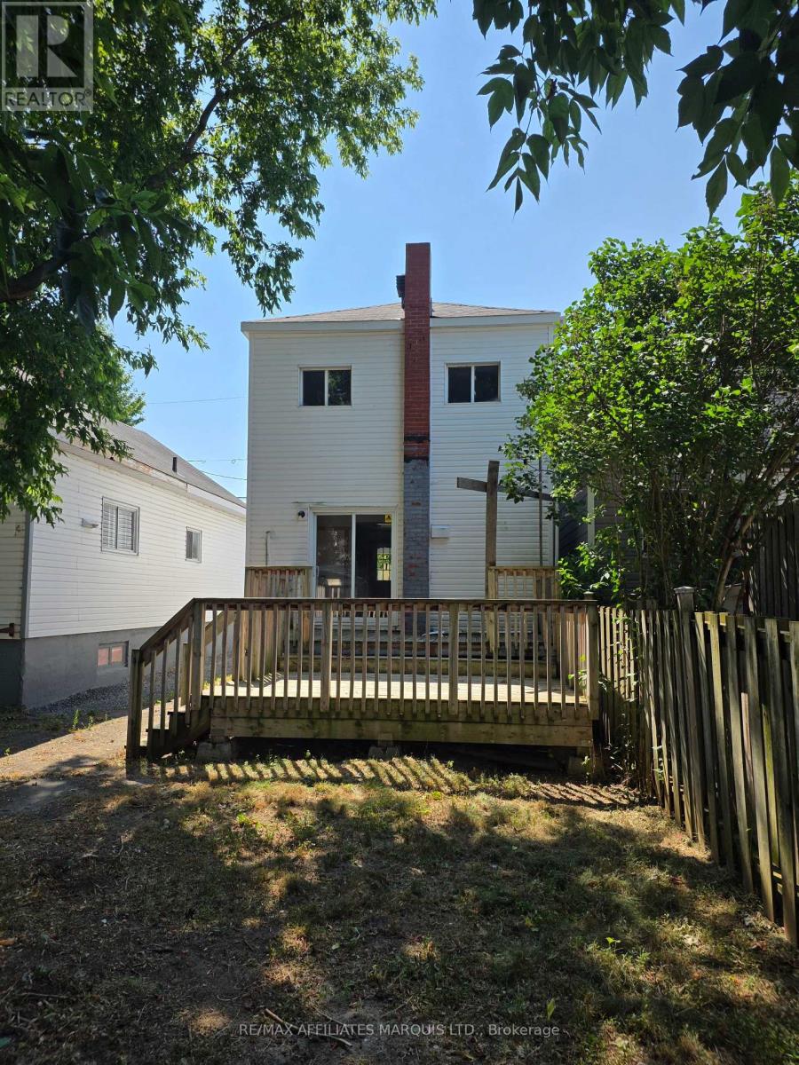Photo 2 of 329 Carleton Street, Cornwall ON