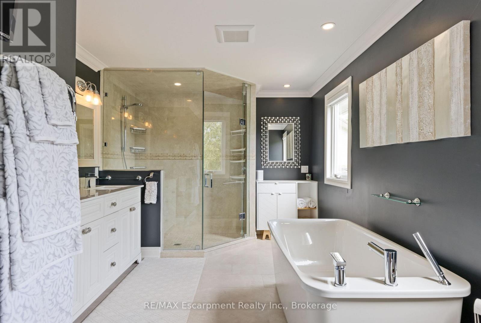 Photo 22 of 2119 Agincourt Crescent, Burlington ON