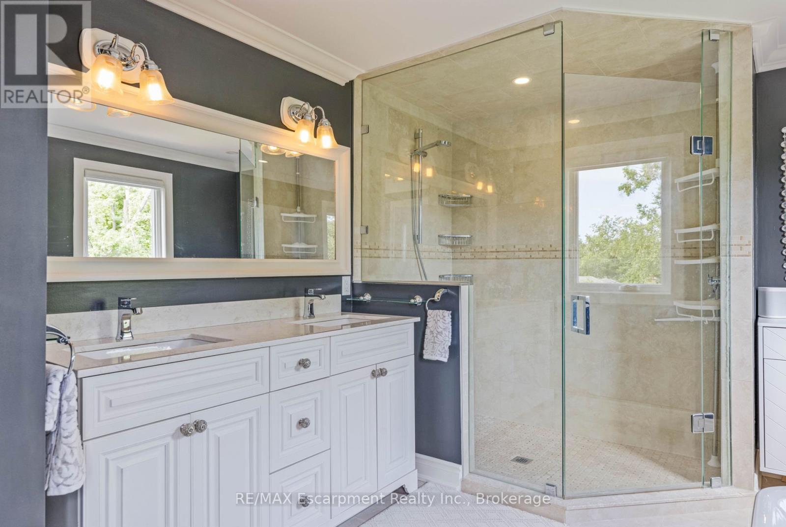Photo 23 of 2119 Agincourt Crescent, Burlington ON