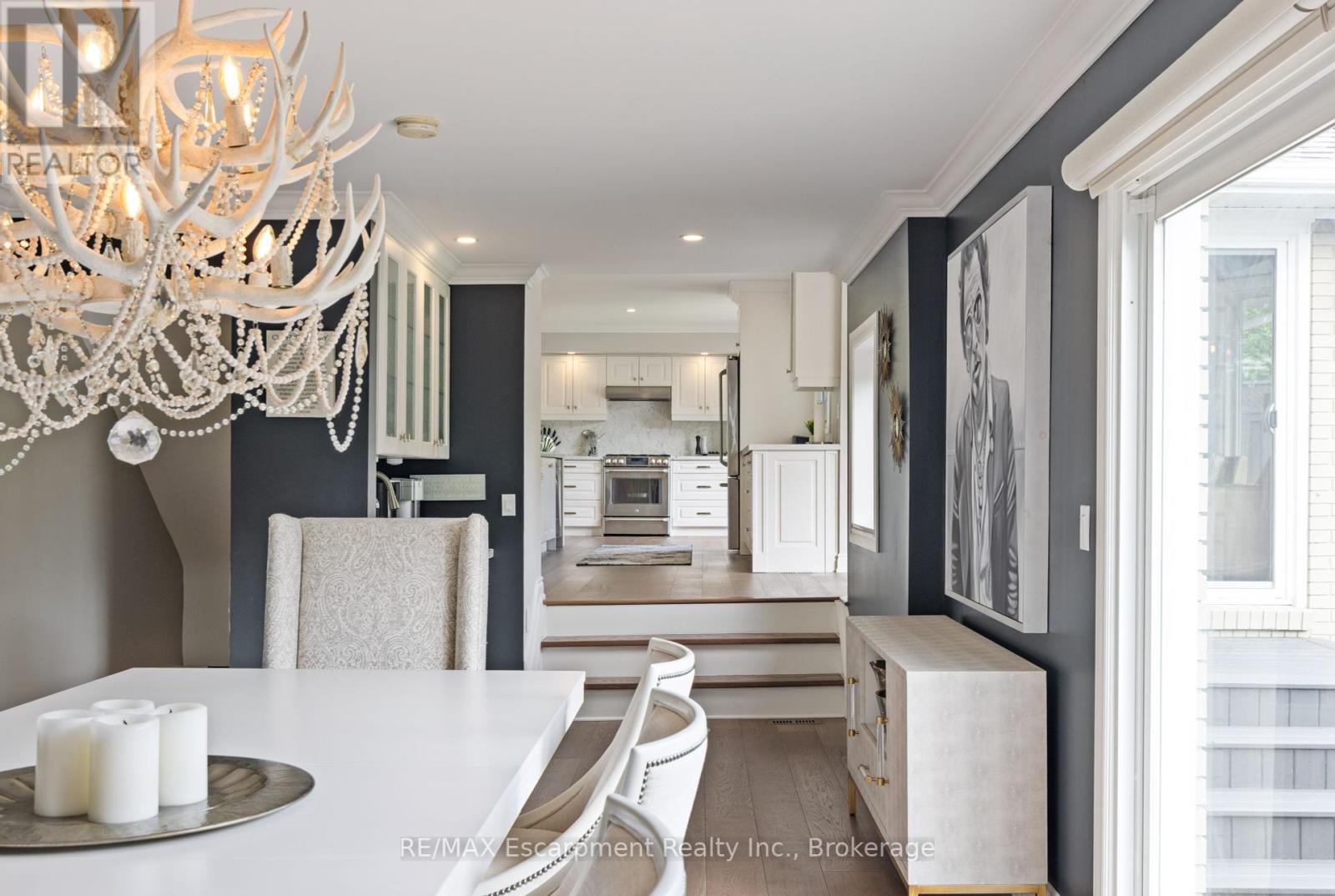 Photo 18 of 2119 Agincourt Crescent, Burlington ON