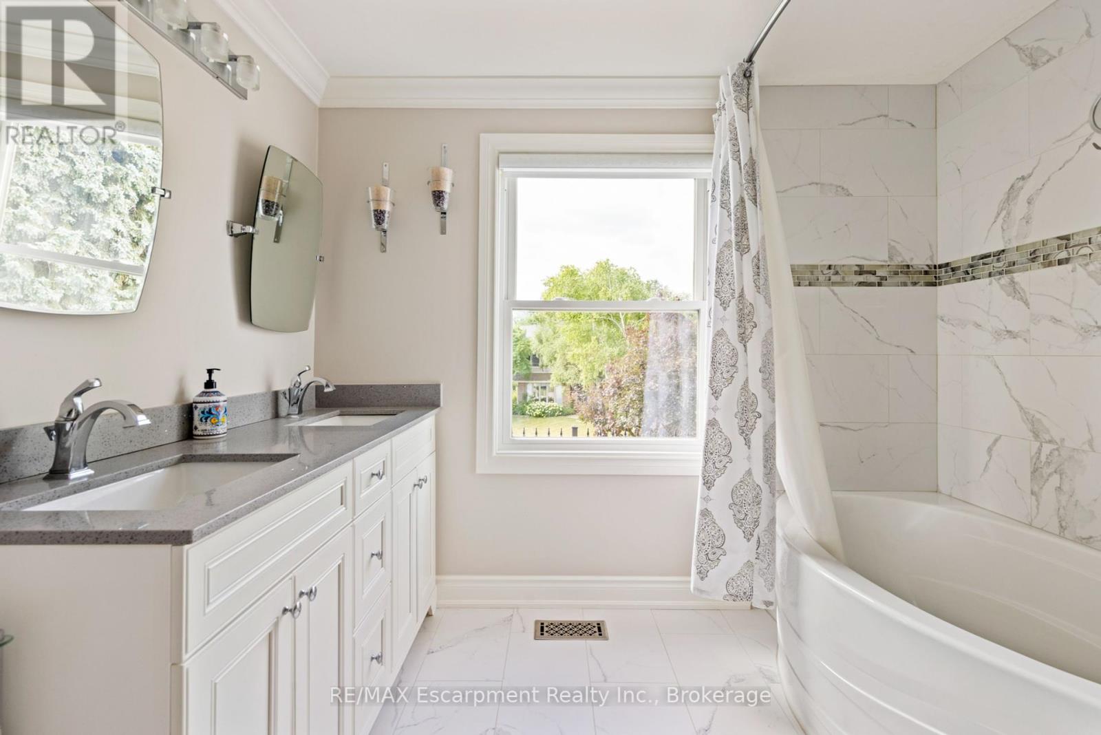 Photo 26 of 2119 Agincourt Crescent, Burlington ON