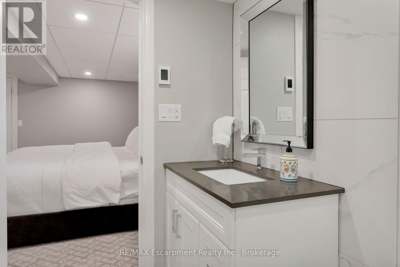 Photo 31 of 2119 Agincourt Crescent, Burlington ON