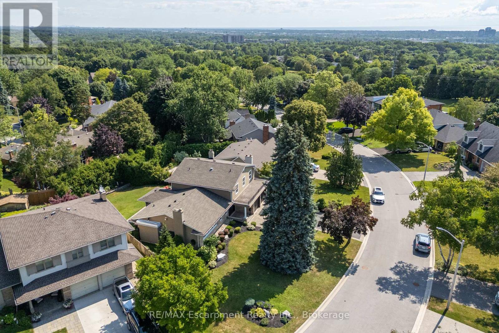 Photo 40 of 2119 Agincourt Crescent, Burlington ON