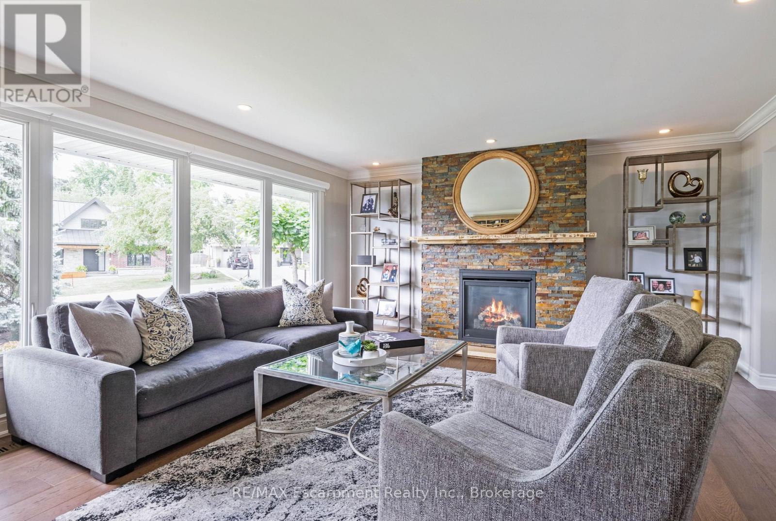 Photo 9 of 2119 Agincourt Crescent, Burlington ON