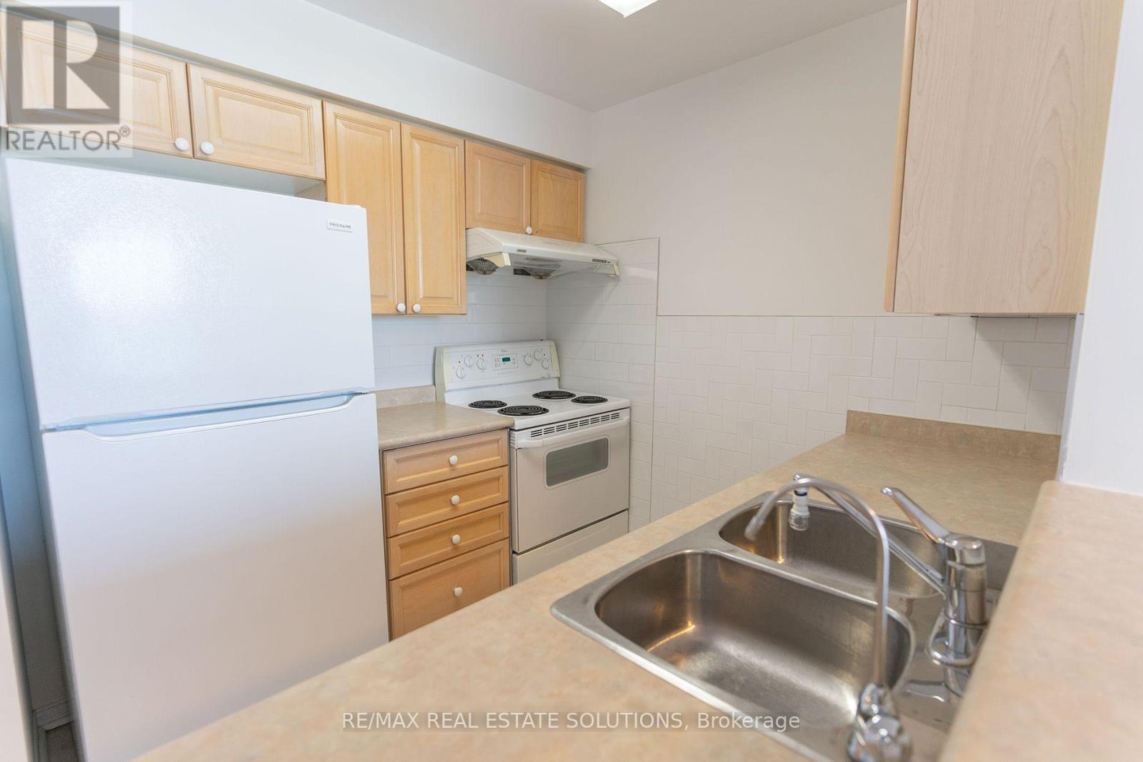Photo 8 of 910 233 Beecroft Road, Toronto ON