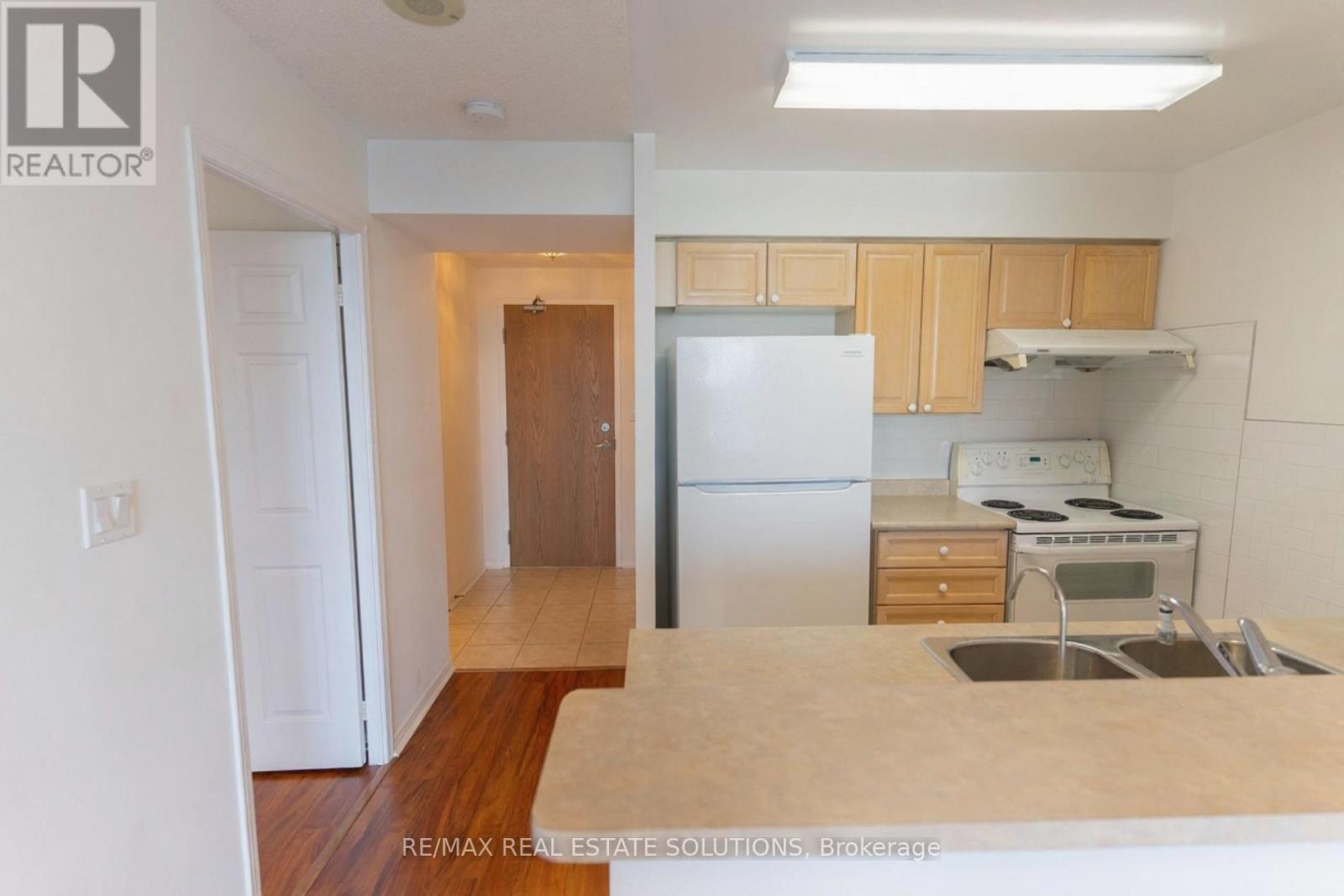 Photo 5 of 910 233 Beecroft Road, Toronto ON