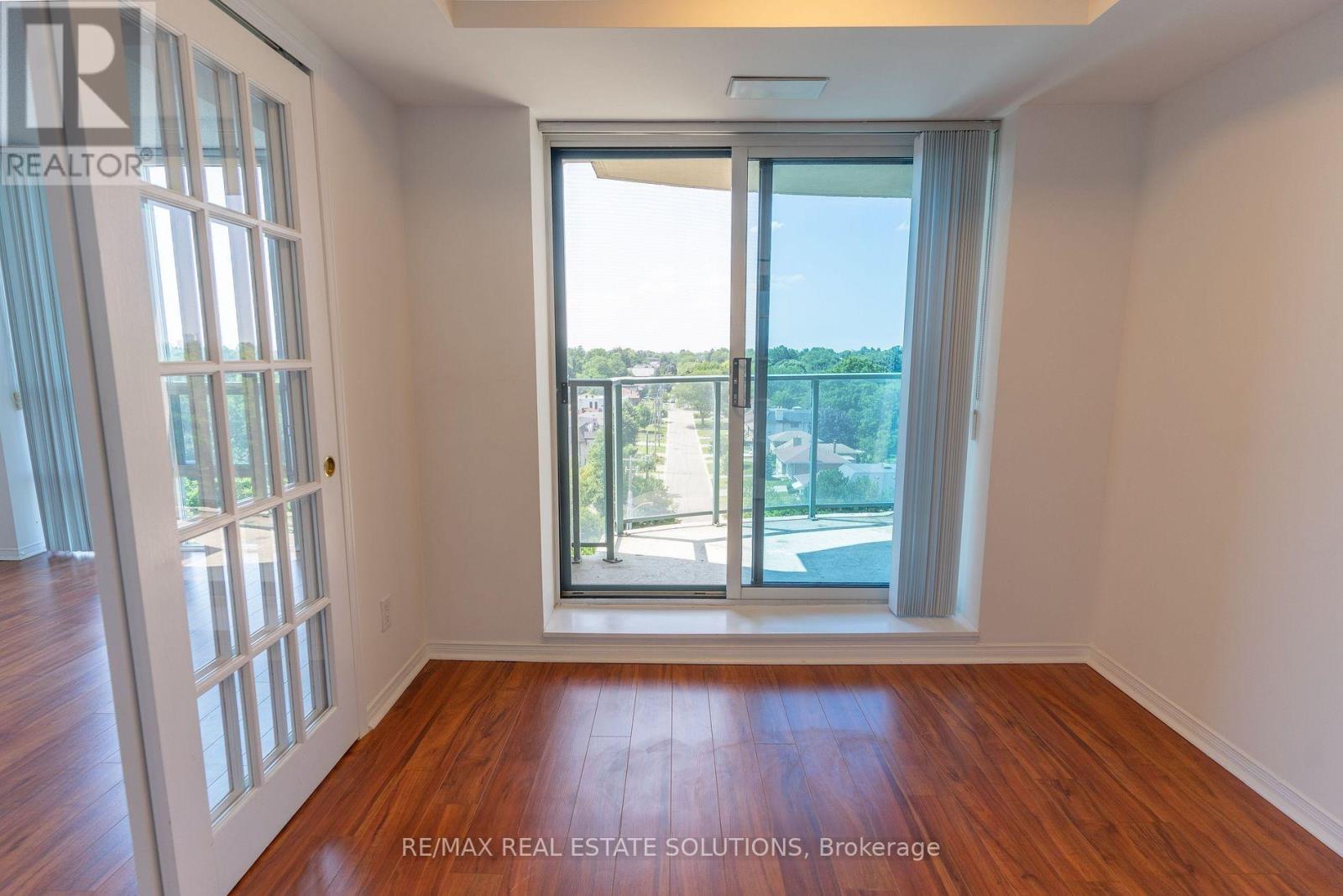 Photo 4 of 910 233 Beecroft Road, Toronto ON