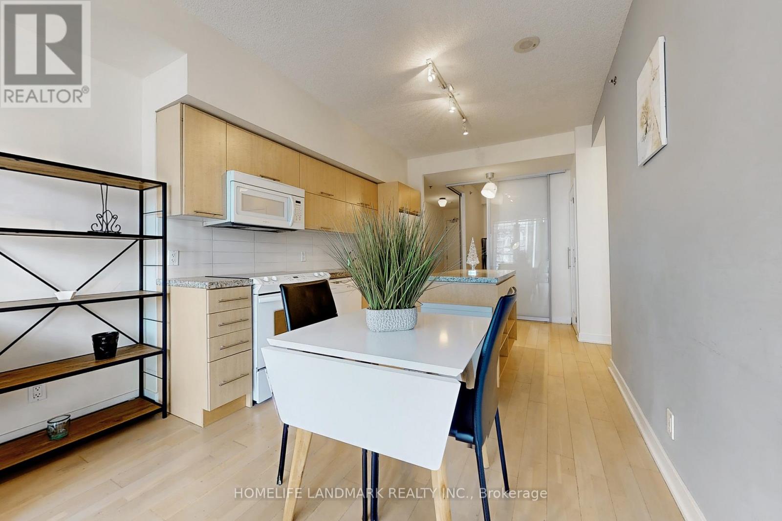 Photo 10 of 1001 21 Nelson Street, Toronto ON