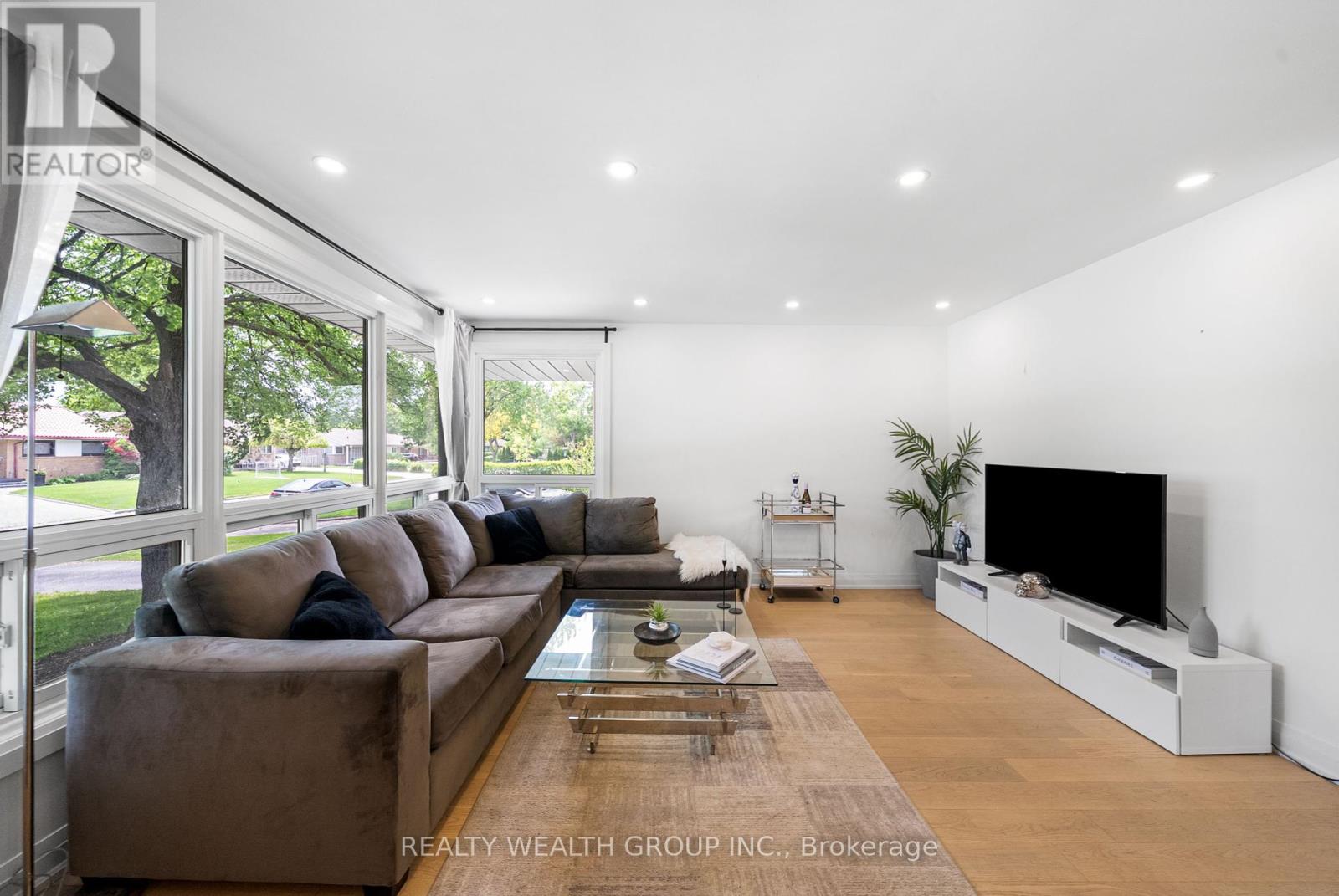 Photo 13 of 39 Treadgold Crescent, Toronto ON