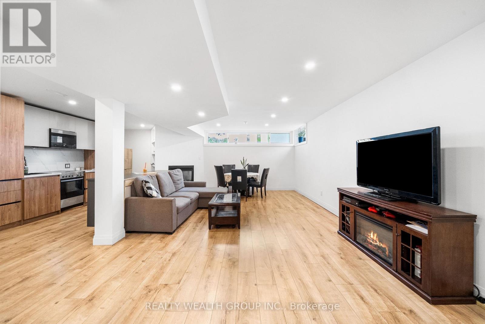 Photo 23 of 39 Treadgold Crescent, Toronto ON