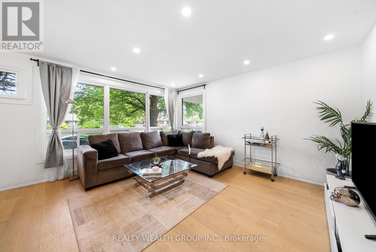 Photo 6 of 39 Treadgold Crescent, Toronto ON